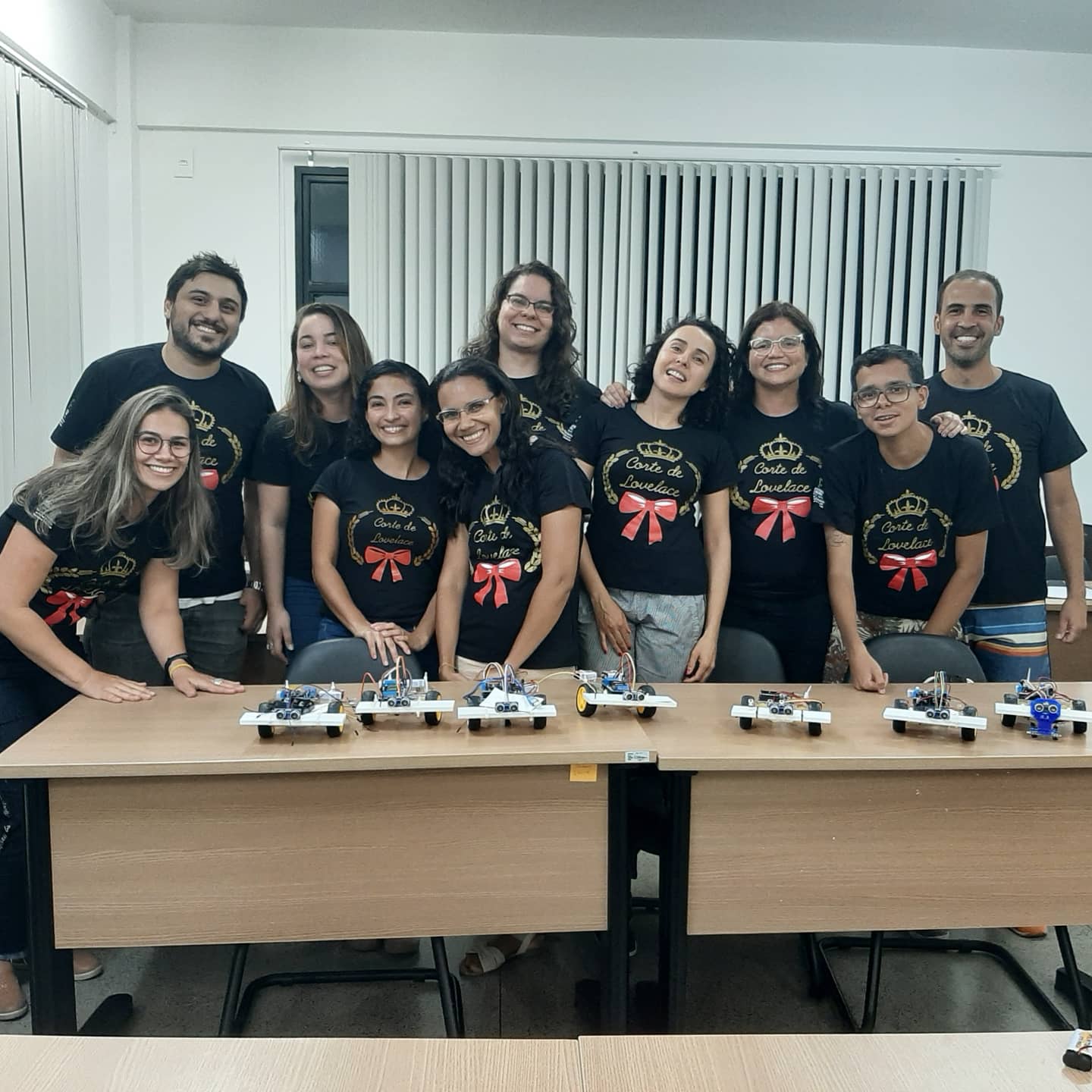 Equipe de Robótica da Corte de Lovelace com os professores Jussara, Guilherme e Fábio
